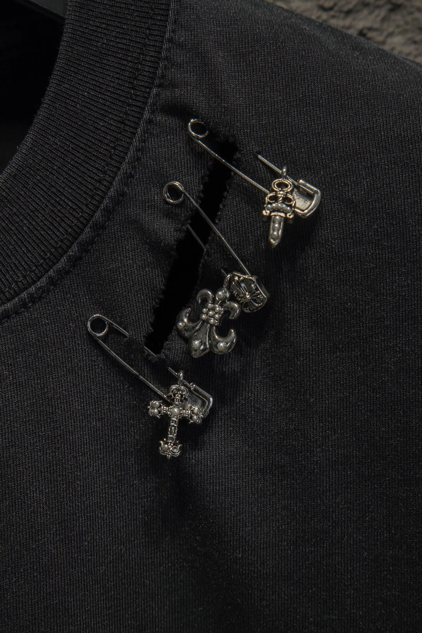 P200 🆕Chrome Hearts os version is really charming and Chrome Hearts is really a must-have. Each season's new version is made to the extreme. It is very practical and can be worn casually. Nice✔️ - ⚠️100% cotton. Made of 32-count double yarn, 260-gram weight fabric and imported knitted carded cotton. The thickness is moderate, drapey and contoured, and the upper body is comfortable! ! It is very tolerant to fat body types and can instantly lose five pounds after wearing it!  Front panel #Back panel Simple elements# The English letters are arranged artistically. Imported Tajima high-density heavy-duty embroidery technology. The font is three-dimensional and full. The letters are embroidered by imported machines after adjusting according to the original details. The thickness is moderate. The hardware is imported hardware accessories. The body is washed, fried and frayed, and hand-made elements are added, which greatly increases the interest of the clothing; unique visual effects. The special fraying effect creates a unique distressed effect. The addition of handmade elements to the body greatly increases the interest of the clothing; it has a unique visual effect. After special fraying effect treatment, a unique distressed effect is formed. An irregular hem is added to the version. This year, Crow Heart is focusing on the version. In the past two years, the oversize version has become the focus of the trend. It has also been a popular staple in the past two years. The change of designers has made this brand an instant hit. The progressive fashion of the times also needs the blood impact of fresh elements and trendy designs in order to continue its glory! It’s stylish both inside and outside, a must-have for high street travel! An absolute "eye-catching style" that can match couples 💏 Color: washed black, fried gray Size: S M L XL